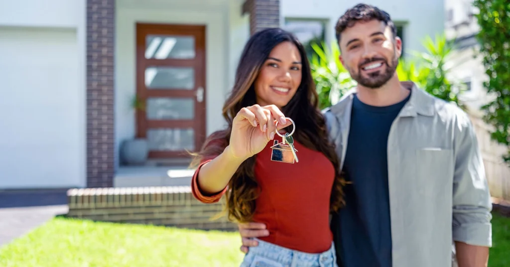 A happy couple celebrating their new home purchase in one of the best neighborhoods in Houston for 2025.